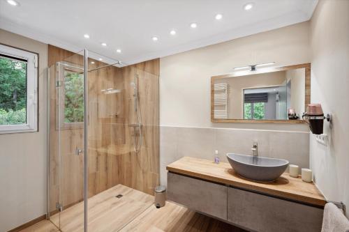 une salle de bain avec un lavabo et une douche en verre dans l'établissement Villa Lavyn, à Grimaud