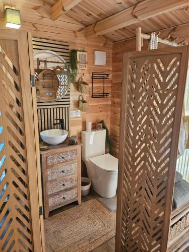 une salle de bain avec toilettes et lavabo dans l'établissement Le cabanon de casaOma, à Prunelli-di-Fiumorbo