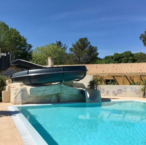 un toboggan aquatique dans une piscine dans l'établissement Mobil home dans camping 4 étoiles au calme, à Saint-Hilaire-de-Riez