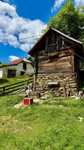an old log cabin with at Etno kuća Parče neba in Užice