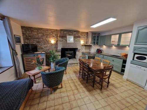 une cuisine et une salle à manger avec une table et des chaises dans l'établissement Villa Ropartz, à Roscoff