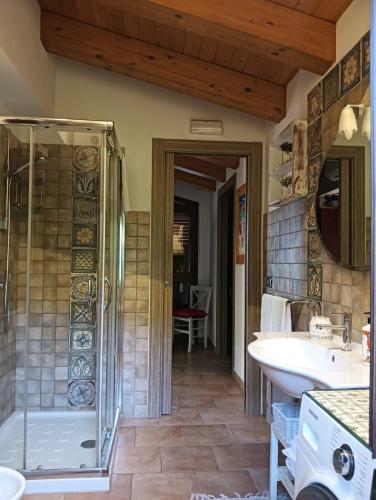a bathroom with two sinks and a shower at Villa Vesta in Noto