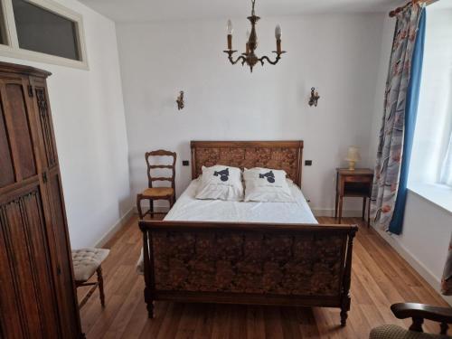 une chambre avec un lit avec deux oreillers dessus dans l'établissement Villa Ropartz, à Roscoff