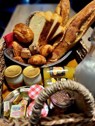 een mand met brood en gebak op een tafel bij Gîte du Paradis Perdu in Saint-Hilaire-de-Talmont