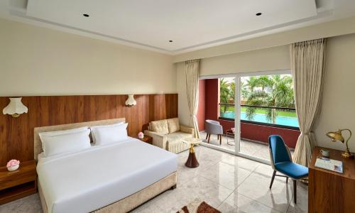 sypialnia z łóżkiem i salonem w obiekcie Saya Grand Resort By Treat Thane w mieście Dive