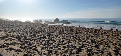 - une plage de sable avec des personnes se promenant sur la plage dans l'établissement Mobil-home, à Capbreton