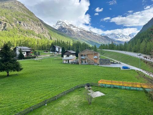 un campo verde con una casa e una montagna di Castello Rooms a Randa