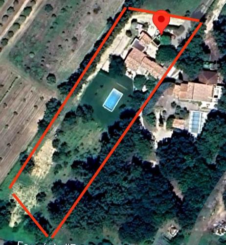 une vue aérienne sur une maison avec un point rouge dans l'établissement Ville au calme en Provence, piscine privée, spa jeux, proche Ventoux, à Carpentras