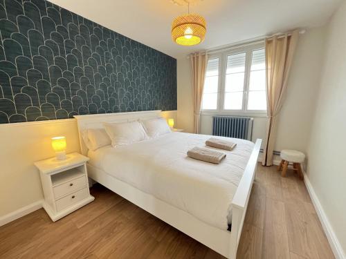 - une chambre avec un lit blanc et un mur bleu dans l'établissement Le Fleury Chic - Centre - Tramway - 2 pers, au Mans