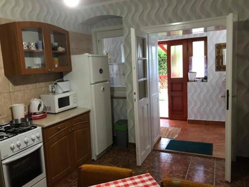 Η κουζίνα ή μικρή κουζίνα στο Rózsakert Apartman