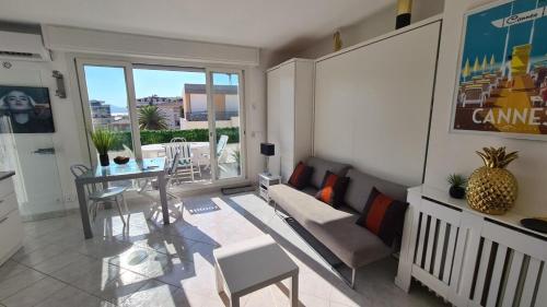 un salon avec une table et une salle à manger dans l'établissement Appartement 2P Terrasse Cannes Croisette Beach 100 meters, à Cannes