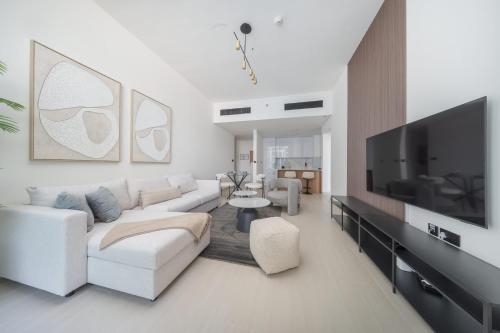 Free housekeeping visits during your stay - StayShort - Modern JVC Apartment Sleeps 4 with Pool View