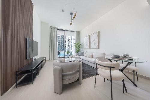 Free housekeeping visits during your stay - StayShort - Modern JVC Apartment Sleeps 4 with Pool View