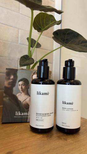 two bottles of heinemann shampoo and a magazine at Maison Martin 7 in Kortrijk