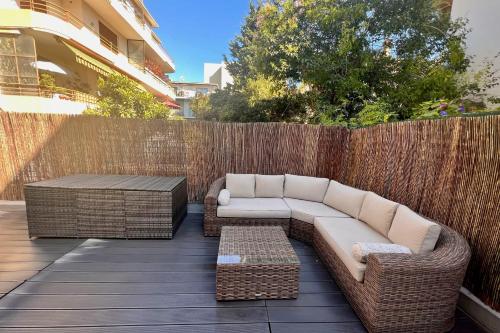 d'une terrasse avec deux canapés en osier et une table. dans l'établissement REF 1921 - Cannes - Apartment for rent, à Cannes