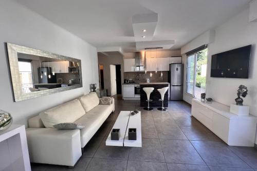 un salon avec un canapé blanc et une table dans l'établissement REF 1921 - Cannes - Apartment for rent, à Cannes