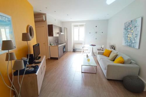 2 room flat in the carré d'or