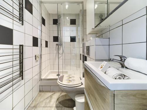 une salle de bain blanche avec un lavabo et des toilettes dans l'établissement Hyper Center - Superb Studio - Cozy - Wifi, à Nice