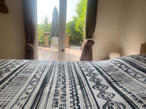 une chambre avec un lit et une fenêtre avec vue dans l'établissement Chambre, terrasse , salle de bains toilettes privé, à Valensole