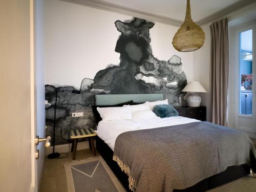 une chambre avec un lit avec un mur noir et blanc dans l'établissement A beautiful designer apartment, à Cannes