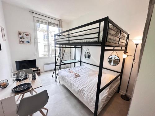 une chambre avec un lit superposé et un bureau dans l'établissement Talleyrand studio neuf cozy hyper centre, à Reims