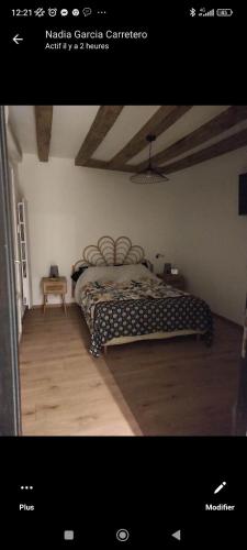 une chambre avec un grand lit dans une pièce dans l'établissement Longère proche du zoo de Beauval et des châteaux de la Loire, à Loches