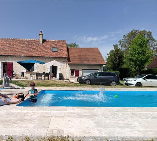 un jeune enfant est assis dans une piscine dans l'établissement Longère proche du zoo de Beauval et des châteaux de la Loire, à Loches