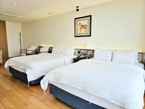 Postel nebo postele na pokoji v ubytování Suncheon Hotel Gite
