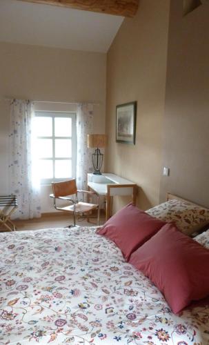 une chambre avec un lit, un bureau et une fenêtre dans l'établissement Mas Des Treilles Gîte 'Côté Campagne', à Mane