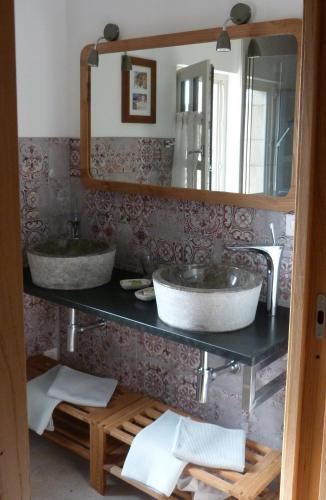 une salle de bain avec deux lavabos et un miroir dans l'établissement Mas Des Treilles Gîte 'Côté Campagne', à Mane