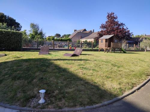 Un jardín fuera de 10-person gîte in Barfleur