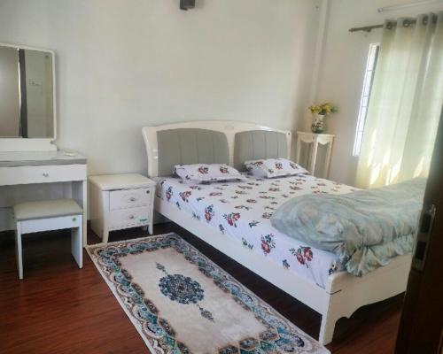 Un dormitorio con una cama, una mesa y un televisor. en House bhangal, en Burhānilkantha