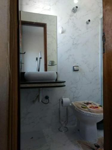 a bathroom with a sink and a toilet at Apartamento Guarulhos in Guarulhos