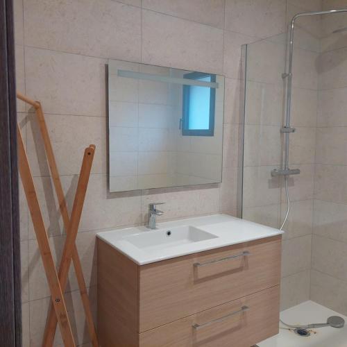 une salle de bain avec un lavabo et un miroir dans l'établissement Clos Jeannette Villa près de la plage de Pinarelle et des piscines naturelles du Cavu, à Zonza