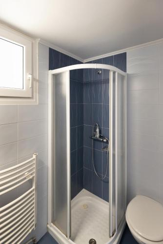 a bathroom with a shower and a toilet at Syros Sun Beach Villa in Vári