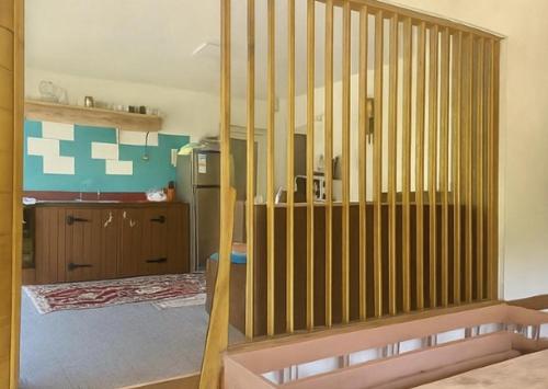 a room with a crib with a wooden railing at Casa Adela in Neagra
