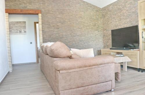 ein Wohnzimmer mit Sofa und Fernseher in der Unterkunft Casa Marcucaña el Palmar in El Palmar