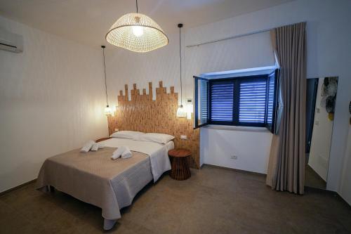 a bedroom with a bed and a window at Bed and Breakfast Il Giardino in Amantea