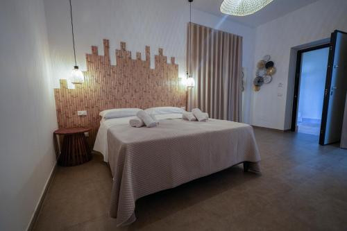 a bedroom with a large bed in a room at Bed and Breakfast Il Giardino in Amantea