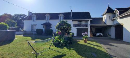 a house with a hammock in front of it at Les chambres du Béarn in Livron