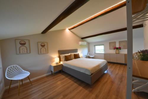 Un dormitorio con una cama, una mesa y una silla. en Melina's Wine Retreat, en Salionze