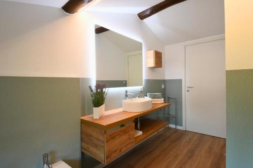 un baño con lavabo y espejo en Melina's Wine Retreat, en Salionze