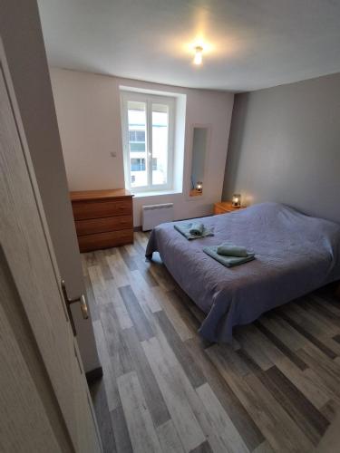 une chambre avec un lit et une fenêtre dans l'établissement Jolie maison centre Ernée, à Ernée