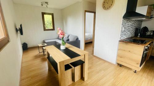 Dapur atau dapur kecil di Le chalet sur la butte