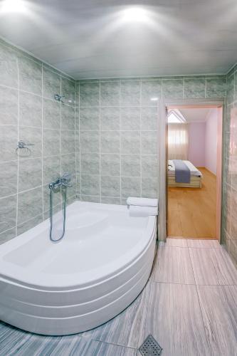 Bilik mandi di Apart Hotel Georgia Gold