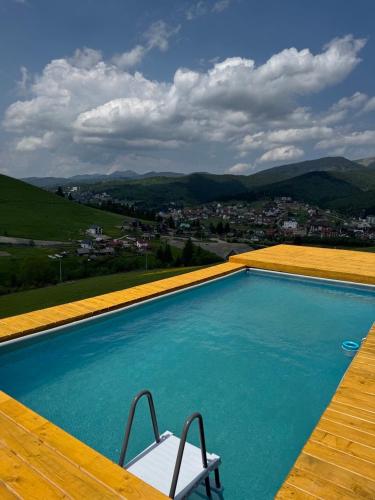 バコヴェルにあるКарпати Плай Villageの眺めの良いスイミングプール(椅子付)