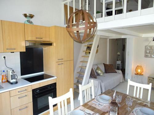 Il dispose d'une cuisine et d'un salon avec une mezzanine. dans l'établissement Appartement avec Mezzanine dans résidence boisée, à La Ciotat