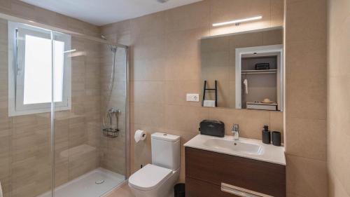 a bathroom with a toilet and a sink and a shower at Apartamento Balcón El Rincón by Ruralidays in Rincón de la Victoria
