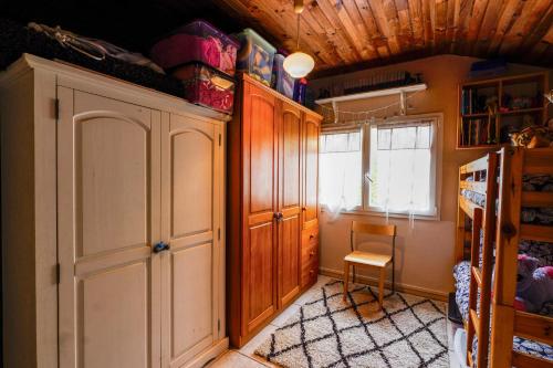 a room with a closet and a door and a window at Nitedo- Maison avec jardin et terrasse - 200m plage et forêt in Mimizan-Plage