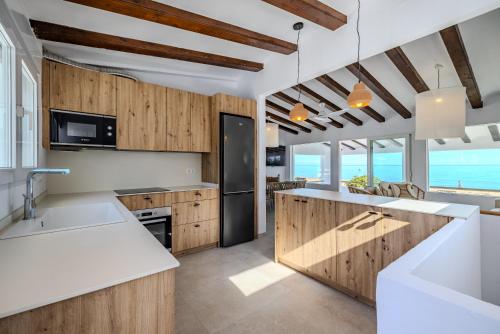 Η κουζίνα ή μικρή κουζίνα στο Urbanización El Oasis, 20 Villas en 1ª Línea Playa
